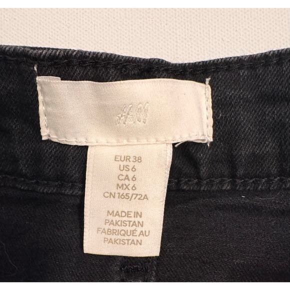 NWT H&M Women's Regular Waist Black Denim Shorts Distressed Size 6 US Stretch - Picture 3 of 6